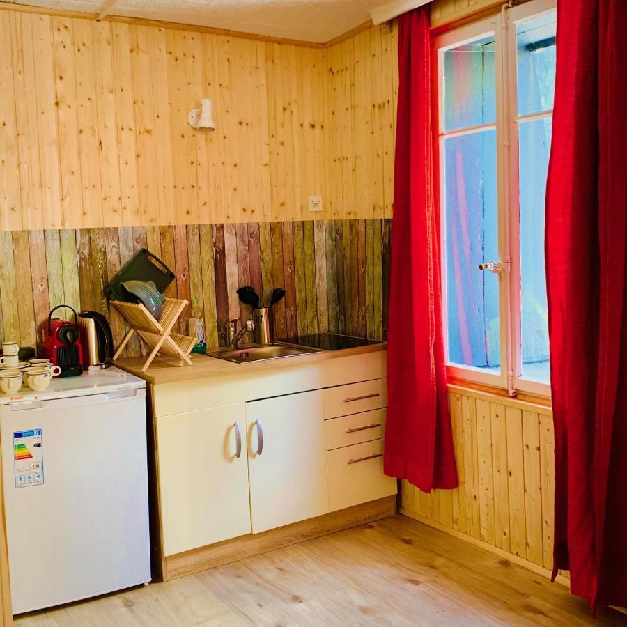 Zimmer mit Queensize-Bett und Gemeinschaftsbad